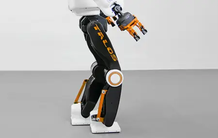 El robot humanoide TALOS caminando