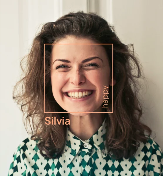 Como parte de su capacidad de percepción social, TIAGo Head reconoce y cataloga correctamente las emociones de una chica permitiendo al robot de reaccionar a la interacción human en tiempo real