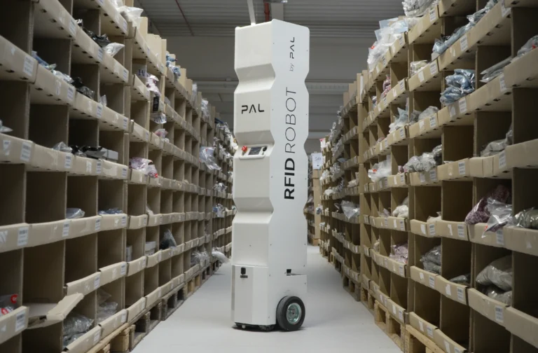 The RFID autonomous solution StockBot operating in the Tendam warehouse.