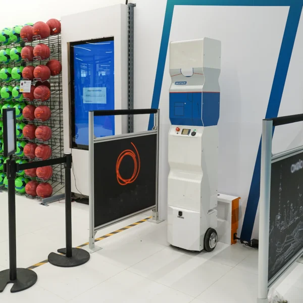 El robot de inventario RFID StockBot recargándose en la estación de carga