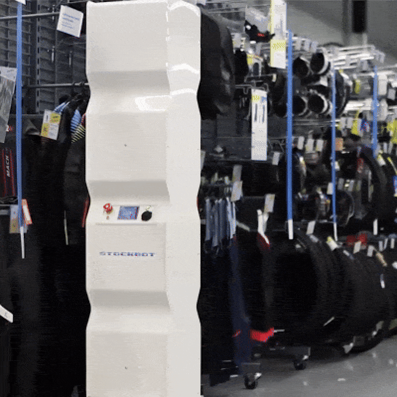El robot con RFID StockBot recorriendo un pasillo recopilando datos de los productos en la tienda Decathlon