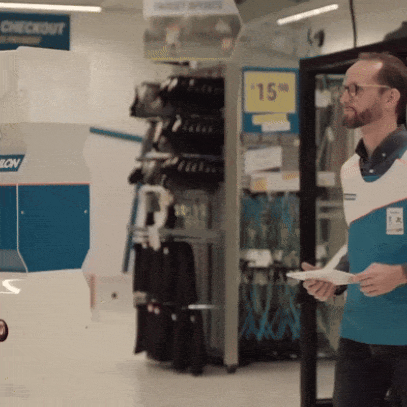 Un empleado de la tienda Decathlon junto a la solución RFID StockBot