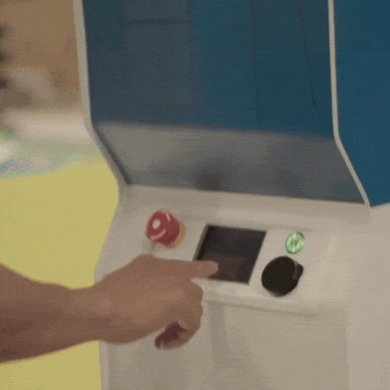 Empleado de Decathlon realizando un inventario automatizado con StockBot